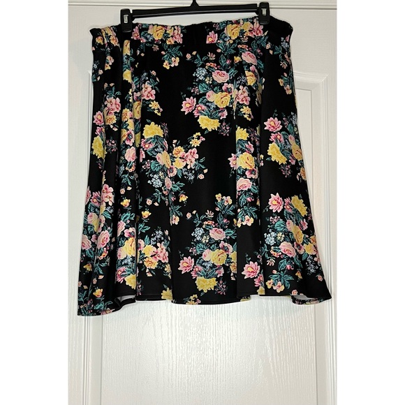 Pre loved Floral Boutique + Plus Size 1X Made by Ashely Nell Tipton Good Cond. - Picture 2 of 8